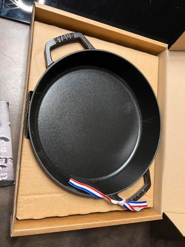Nieuwe Staub braadpan 26 cm mat zwart in doos, Huis en Inrichting, Keuken | Potten en Pannen, Nieuw, Koekenpan of Braadpan, Gietijzer