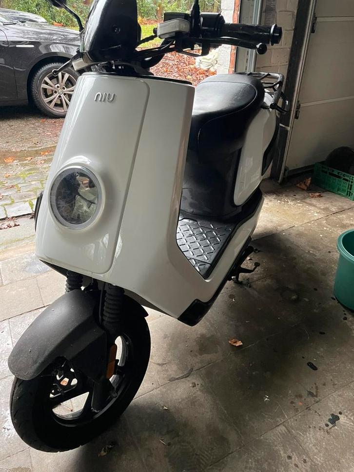 Elektrische brommer Niu, Fietsen en Brommers, Scooters | Overige merken, Gebruikt, Klasse B (45 km/u), Elektrisch, Ophalen