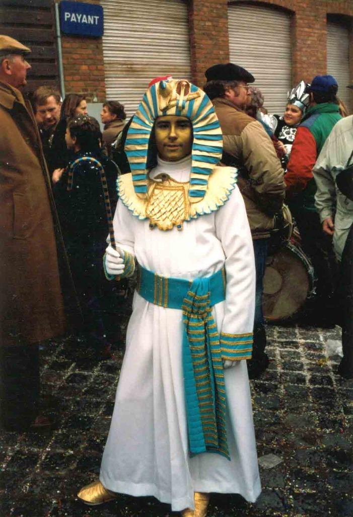 costumes déguisements du carnaval de Binche, Hobby & Loisirs créatifs, Articles de fête, Comme neuf, Costume, Enlèvement ou Envoi