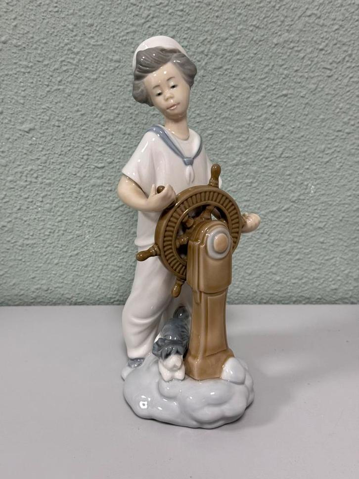 Prachtig porseleinen beeld Vintage 1985 NAO Lladro zeil boy, Verzamelen, Beelden en Beeldjes, Zo goed als nieuw, Ophalen of Verzenden