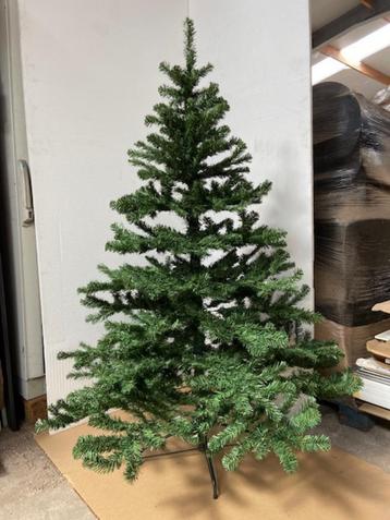2 KUNSTKERSTBOMEN 1.8M 0.8DIA+KERSTSTAL beschikbaar voor biedingen