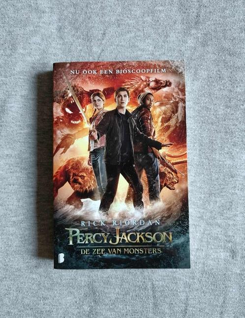 Percy Jackson - De zee van monsters - Rick Riordan - €5, Boeken, Kinderboeken | Jeugd | 13 jaar en ouder, Gelezen, Fictie, Ophalen