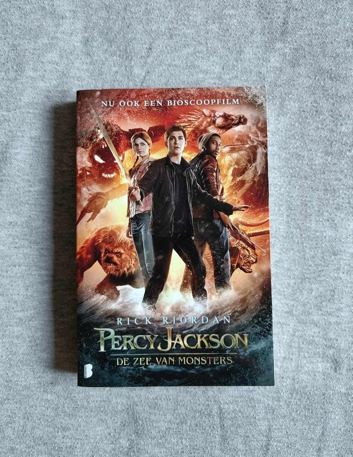 Percy Jackson - De zee van monsters - Rick Riordan - €5, Boeken, Kinderboeken | Jeugd | 13 jaar en ouder, Gelezen, Fictie, Ophalen