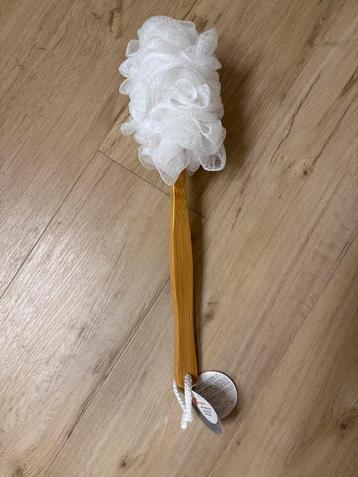 NIEUWE puff badborstel beschikbaar voor biedingen