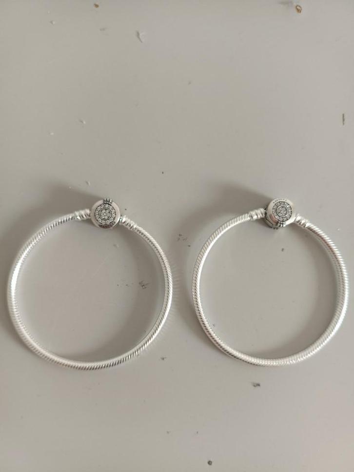 2 Pandora armbandjes met Zirkonia., Handtassen en Accessoires, Bedels, Nieuw, Pandora, Zilver, 2 of 3 bedels, Met strass, Ophalen of Verzenden
