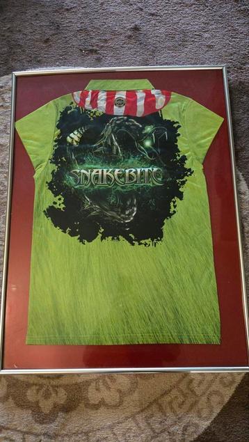 Ingekaderde shirt snakbite beschikbaar voor biedingen