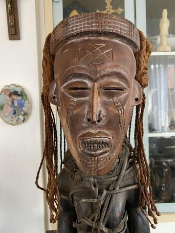 Tschokwe-masker mwana pwo met strings beschikbaar voor biedingen