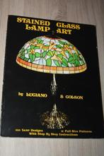 Stained Glass Lamp Art , 1e druk 1976 SC boek, Boeken, Gelezen, Lugiano / Golson, Ophalen of Verzenden, Overige onderwerpen