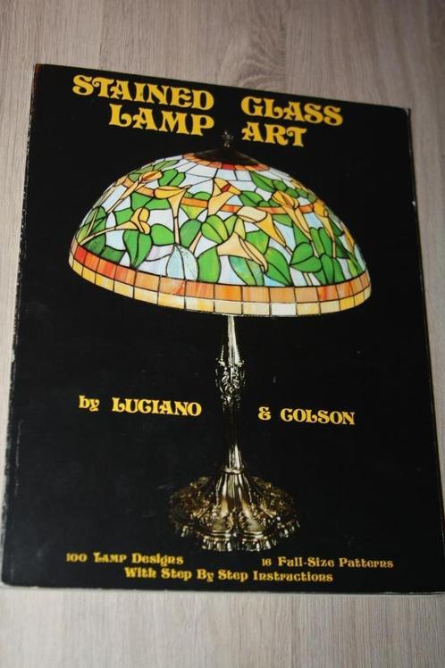 Stained Glass Lamp Art , 1e druk 1976 SC boek, Boeken, Hobby en Vrije tijd, Gelezen, Overige onderwerpen, Ophalen of Verzenden