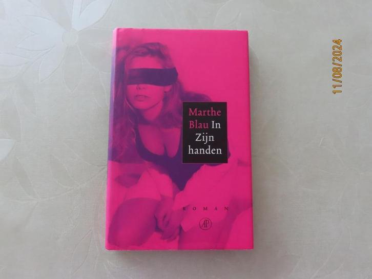 Boek - In Zijn Handen - Marthe Blau, Boeken, Romans, Zo goed als nieuw, Ophalen of Verzenden