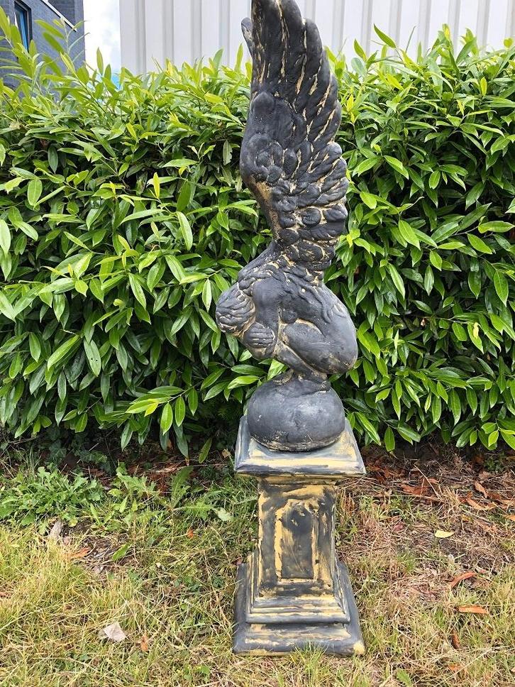 Knielende Engel met vleugels omhoog op sokkel, Tuin en Terras, Tuinbeelden, Engelenbeeld, Steen, Ophalen of Verzenden