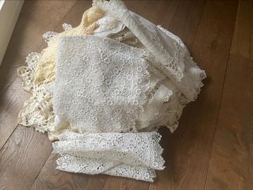 90 onderleggertjes haakwerk en broderie beschikbaar voor biedingen