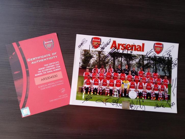 Gesigneerde 2014-2015 selectie foto met COA van Arsenal FC, Sports & Fitness, Football, Neuf, Accessoires de club, Enlèvement ou Envoi