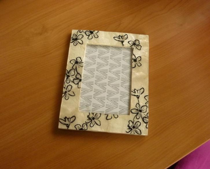 Beige wit parelmoeren fotokader met zwarte bloemen, Huis en Inrichting, Woonaccessoires | Lijsten, Ophalen of Verzenden