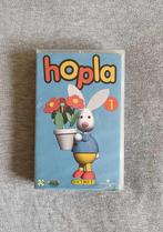 VHS - Hopla - 1 - Nederlands - Universal - Ketnet - €3, Cd's en Dvd's, VHS | Kinderen en Jeugd, Ophalen, Gebruikt, Alle leeftijden