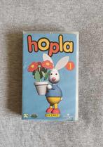 VHS - Hopla - 1 - Nederlands - Universal - Ketnet - €3, Cd's en Dvd's, VHS | Kinderen en Jeugd, Ophalen, Gebruikt, Alle leeftijden