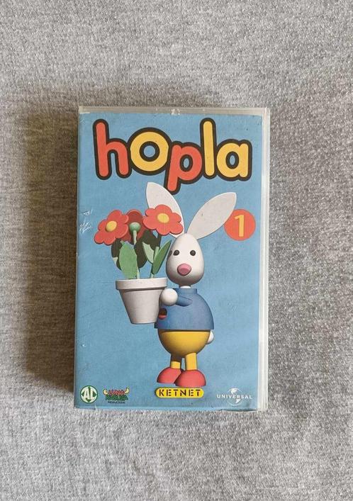 VHS - Hopla - 1 - Nederlands - Universal - Ketnet - €3, Cd's en Dvd's, VHS | Kinderen en Jeugd, Gebruikt, Tekenfilms en Animatie