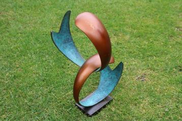 modern bronzen kunstbeeld plat en gesigneerd, BEN. beschikbaar voor biedingen