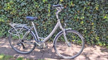 Rijklare studentenfiets schuifslot axa 7v naafdynamo + pomp beschikbaar voor biedingen