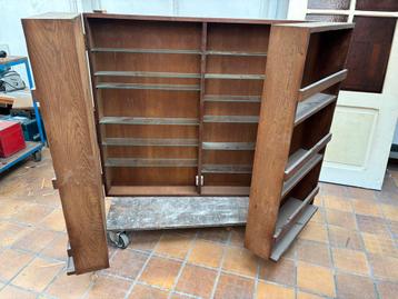 Massieve oude kast uit cafe beschikbaar voor biedingen