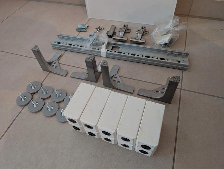 Ikea besta onderdelen: glasplaat, poten, ophangrail,..., Huis en Inrichting, Kasten | Wandmeubels, Ophalen