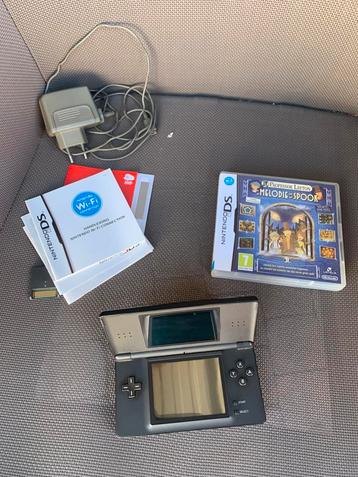 Nintendo ds met R4 kaart bij met games erop beschikbaar voor biedingen