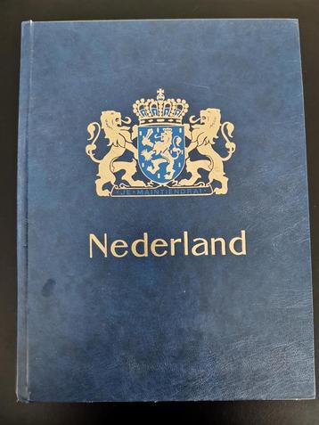 postzegelalbum met opdruk Nederland met 64 witte pagina's