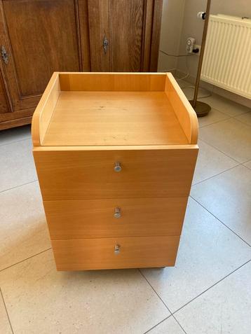 Nachtkastje.       Kastje met 3 laden en op wieltjes beschikbaar voor biedingen