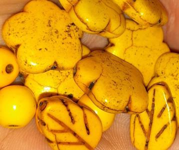 lot kralen 27 gele howliet mix beschikbaar voor biedingen