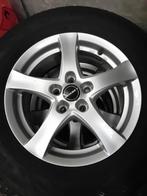 Met vier aluminium velgen met winterbanden