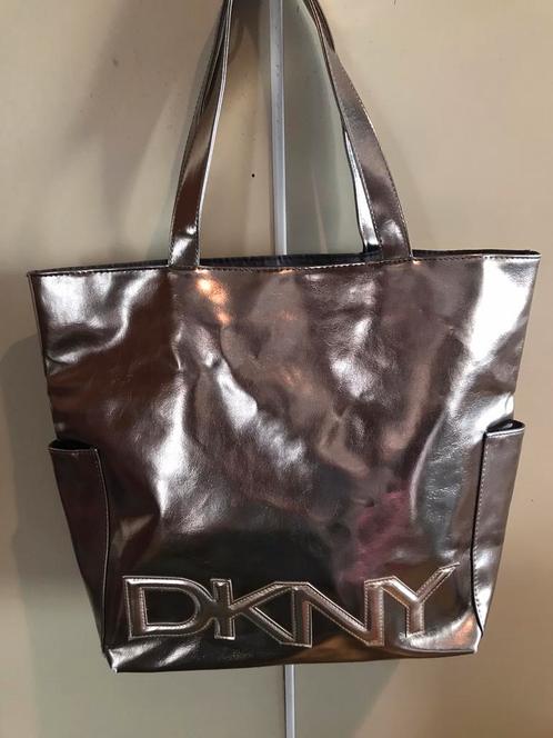DKNY metallic silver tote bag, Handtassen en Accessoires, Tassen | Schoudertassen, Ophalen of Verzenden