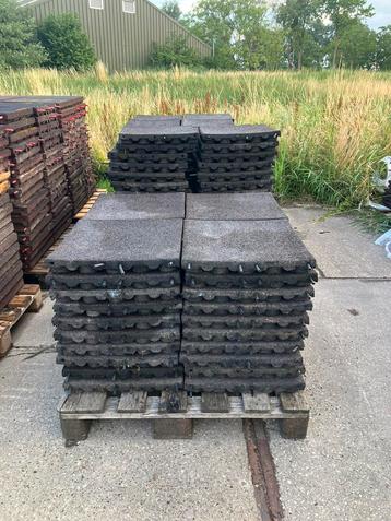 160 vochtdoorlatende rubberen matten 50x50x6cm beschikbaar voor biedingen