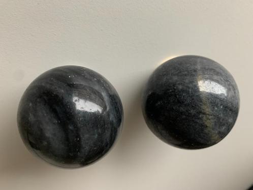 Koppel nieuwe mooie marmer bollen in Emperador Grey, Antiek en Kunst, Curiosa en Brocante, Ophalen of Verzenden