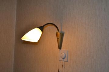 lampe suspendue vintage avec finition cuivrée  disponible aux enchères