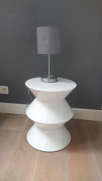 Bijzettafel beschikbaar voor biedingen