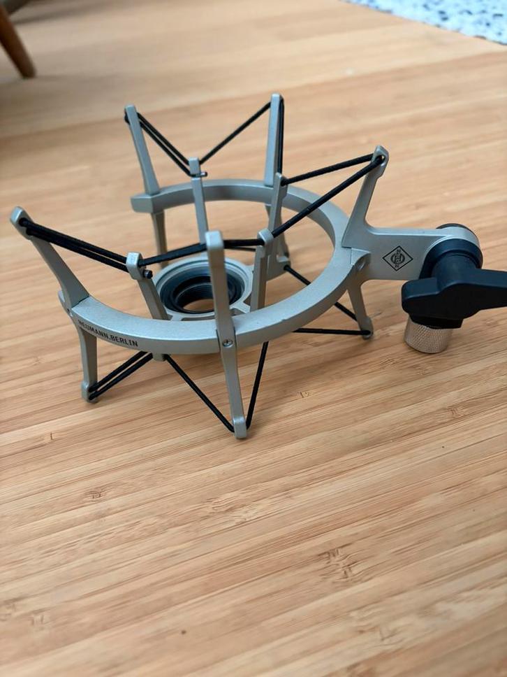 Neumann EA 4 nikkel shockmount voor microfoon, Musique & Instruments, Microphones, Comme neuf, Enlèvement ou Envoi