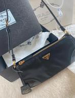 Nieuwe Prada Re-Edition 2002 tas – origineel, Enlèvement ou Envoi, Comme neuf, Noir, Sac de soirée