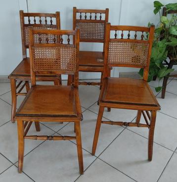 4  oude stoelen beschikbaar voor biedingen