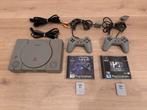 Playstation 1 + 2 games + 2 controllers + toebehoren, Games en Spelcomputers, Spelcomputers | Sony PlayStation 1, Ophalen, Zo goed als nieuw