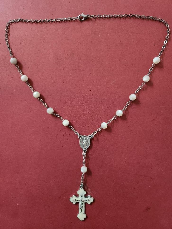 Eeuwenoude medailleketting en kruis (parelmoer), Verzamelen, Religie, Gebruikt, Christendom | Katholiek, Sieraad, Ophalen of Verzenden