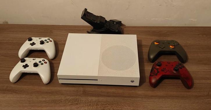 Xbox One S 1TB + 4 Controllers (incl. Gears of War Special E, Games en Spelcomputers, Spelcomputers | Xbox One, Zo goed als nieuw