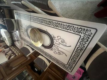 Eettafel met stoelen beschikbaar voor biedingen