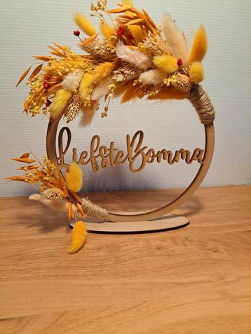 Staander met mooie droogbloemen en Liefste bomma beschikbaar voor biedingen