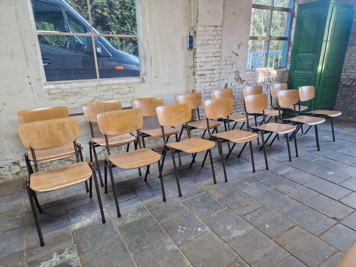 14 oude school stoelen, Huis en Inrichting, Stoelen, Gebruikt, Vijf, Zes of meer stoelen, Hout, Metaal, Ophalen