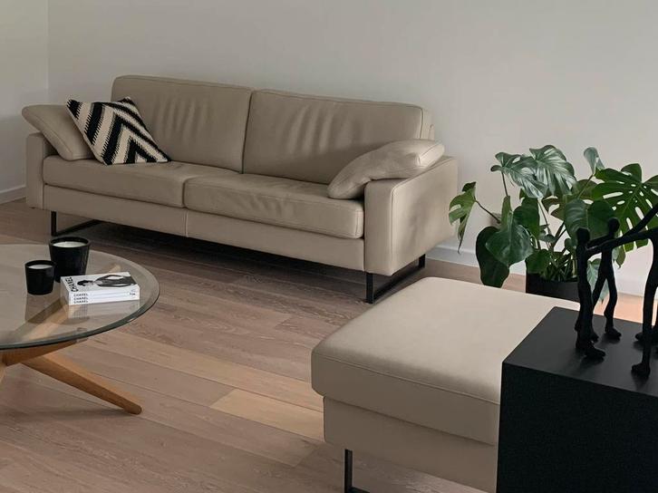 Lederen beige zetel (3-zit) met poef v Atelier Depoorter, Maison & Meubles, Canapés | Sofas & Chaises Longues, Comme neuf, Enlèvement