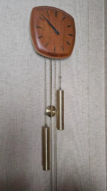 Vintage wandklok beschikbaar voor biedingen