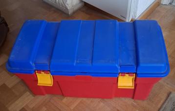 Grote Curver multicolor opbergbox beschikbaar voor biedingen