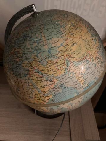 Te koop vintage wereldbol: Nederlandstalige aanduidingen beschikbaar voor biedingen