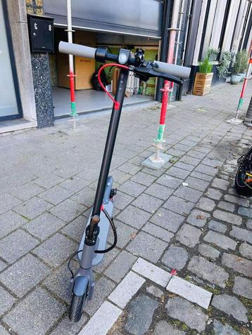 Trottinette électrique/25 km/ h/Neuf dans la boîte/Garantie disponible aux enchères