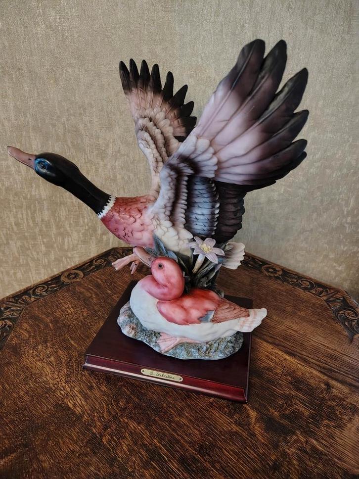 porseleinen beeldje twee wilde eenden op een houten sokkel, Antiek en Kunst, Antiek | Woonaccessoires, Ophalen